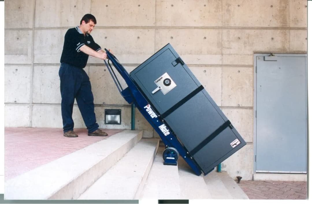 Bezpieczny transport kotła po schodach bez ryzyka uszkodzenia i kontuzji