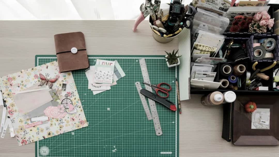 Jakie akcesoria warto kupić w sklepie ze scrapbookingiem, żeby zacząć bez stresu i z dobrym efektem?