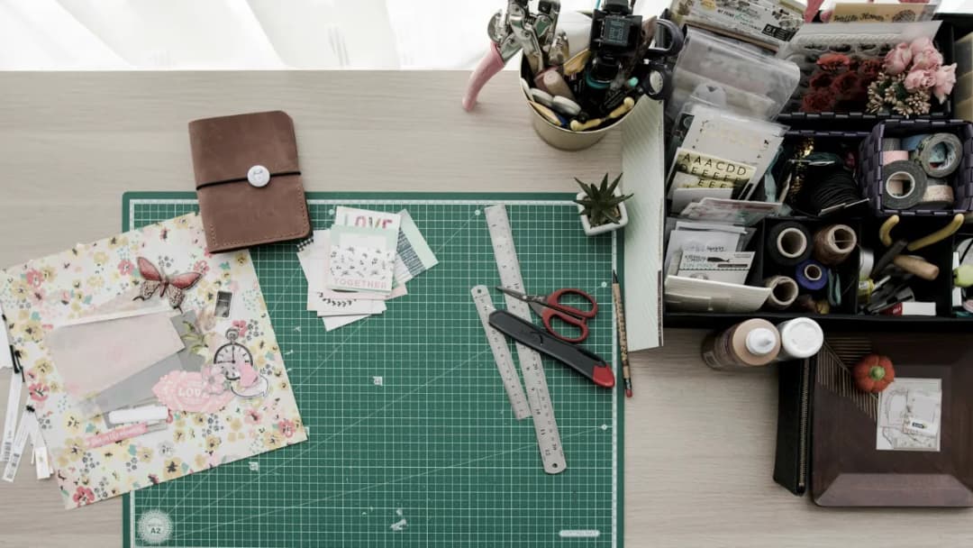 Jakie akcesoria warto kupić w sklepie ze scrapbookingiem, żeby zacząć bez stresu i z dobrym efektem?
