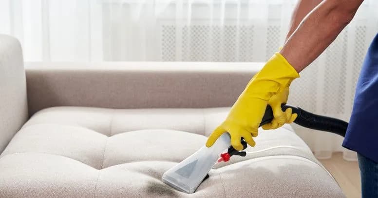 Jak wyczyścić kanapę parownicą i uniknąć najczęstszych błędów