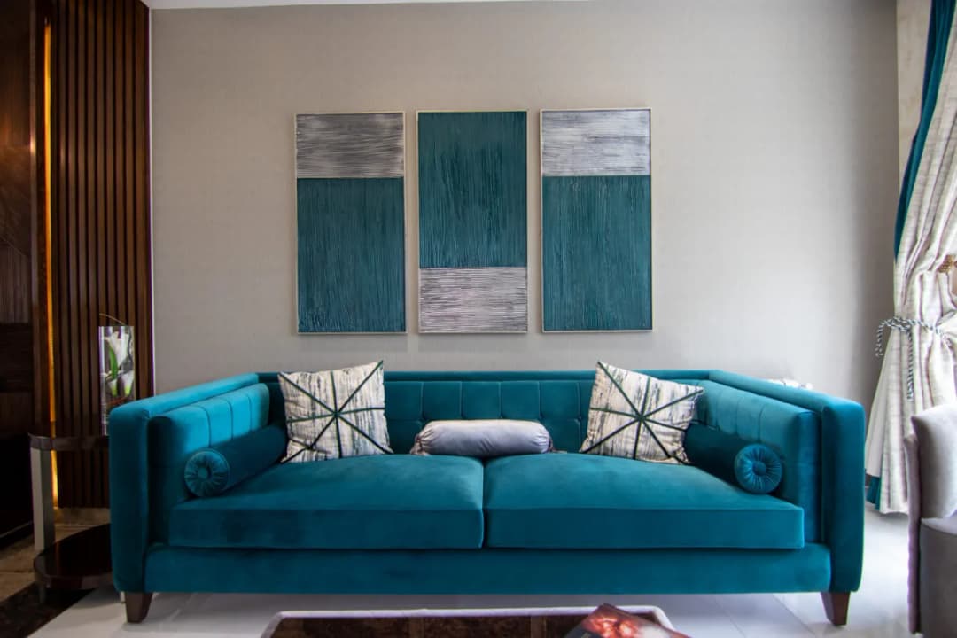 Jakie dodatki do turkusowej kanapy stworzą zachwycające wnętrze?