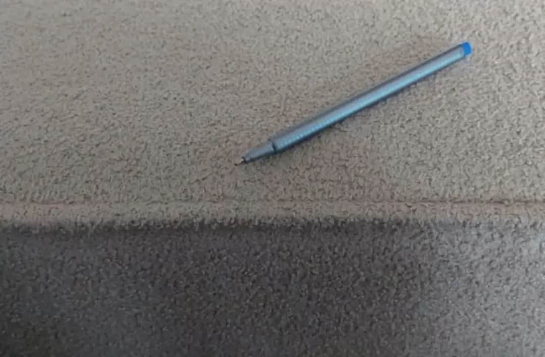 Skuteczne metody na zmycie długopisu z kanapy - uniknij trwałych plam