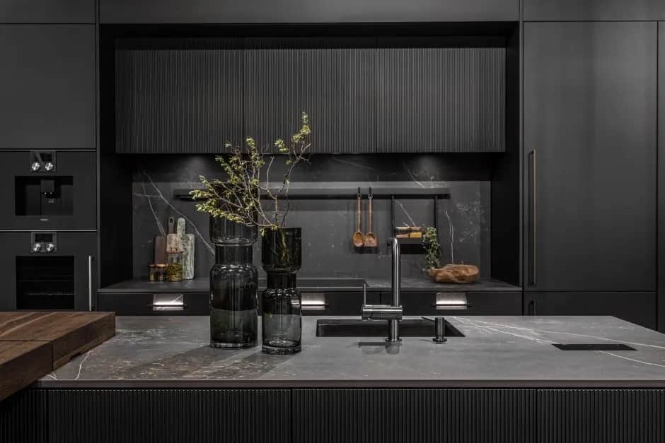 Jak wprowadzić czarną ścianę do kuchni? Praktyczne wskazówki