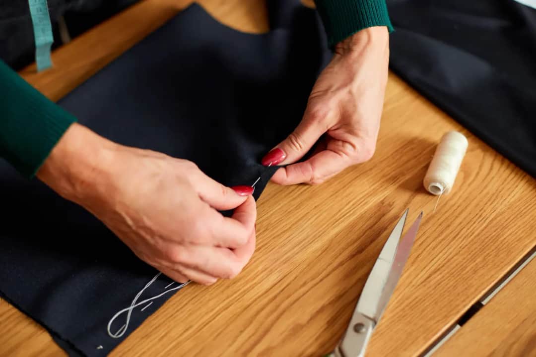 Jak uszyć pokrowiec na kanapę - praktyczne porady i niezbędne kroki