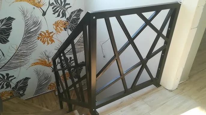 Jak zrobić solidną poręcz na schody? Prosty sposób krok po kroku