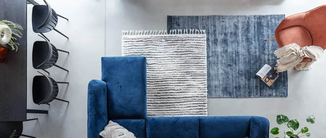 Jaki dywan do granatowej kanapy? Znajdź idealne połączenie kolorów i wzorów.