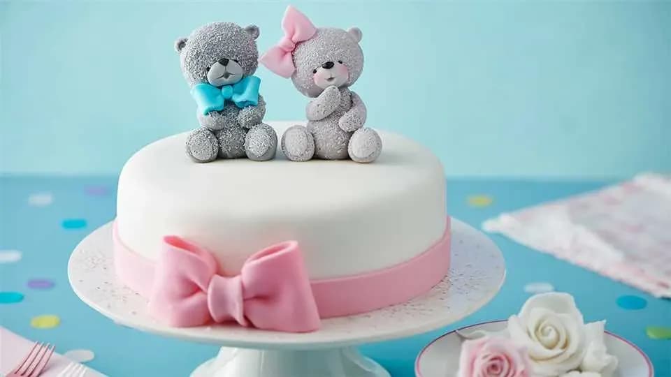 Jak przykleić ozdoby na tort: sprawdzone techniki i porady na sukces