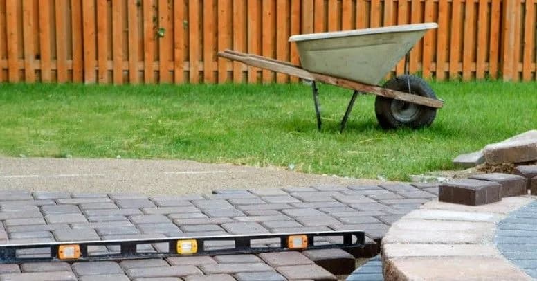 Jak bezpiecznie położyć kostkę na betonowych schodach bez kosztownych błędów