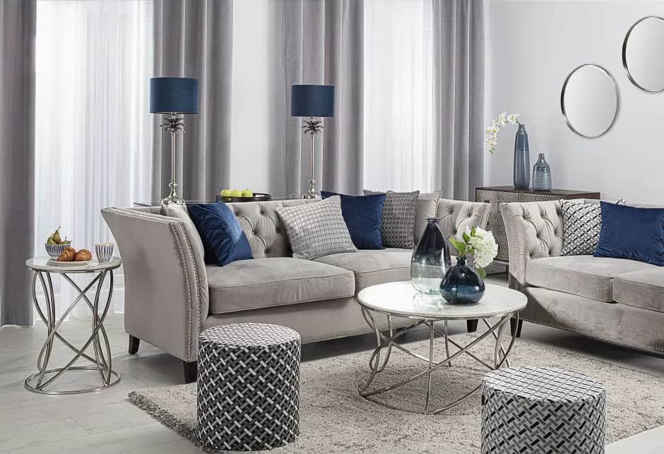 Jakie poduszki do szarej kanapy wybierać, aby ożywić wnętrze?