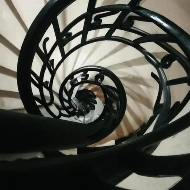 Ile kosztują schody wewnętrzne? Oszczędź nawet 50% na ich wykonaniu Ile kosztują schody wewnętrzne? Oszczędź nawet 50% na ich wykonaniu