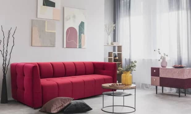 Czerwona kanapa jakie ściany? Idealne kolory, które zaskoczą każdego