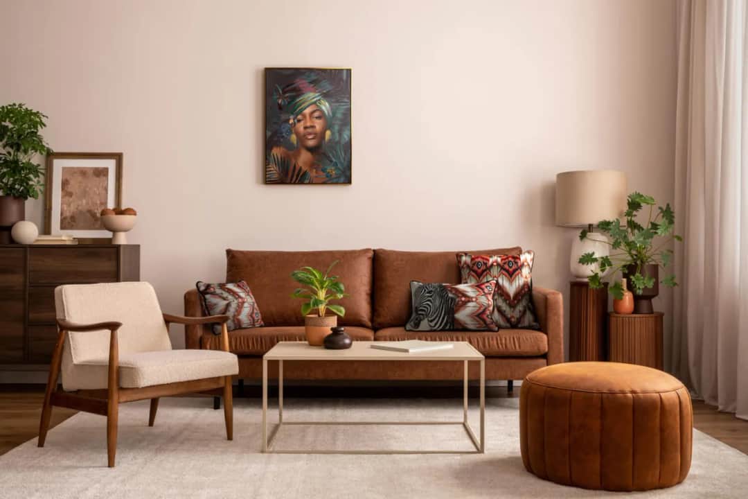 Jakie poduszki do brązowej kanapy wybrać, aby odmienić wnętrze?