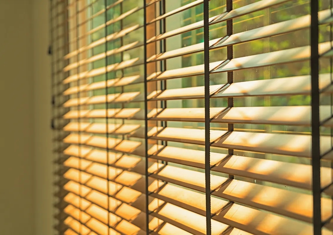 Żaluzje bambusowe na wymiar – eleganckie rozwiązanie dla nowoczesnego salonu