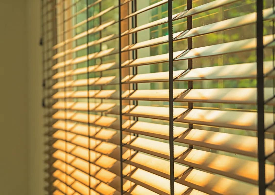 Żaluzje bambusowe na wymiar – eleganckie rozwiązanie dla nowoczesnego salonu