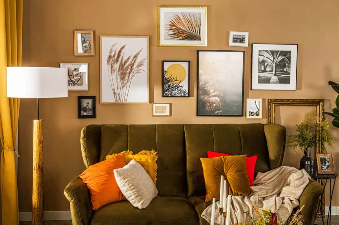 Jak wieszać obrazy nad kanapą, aby stworzyć piękną aranżację wnętrza