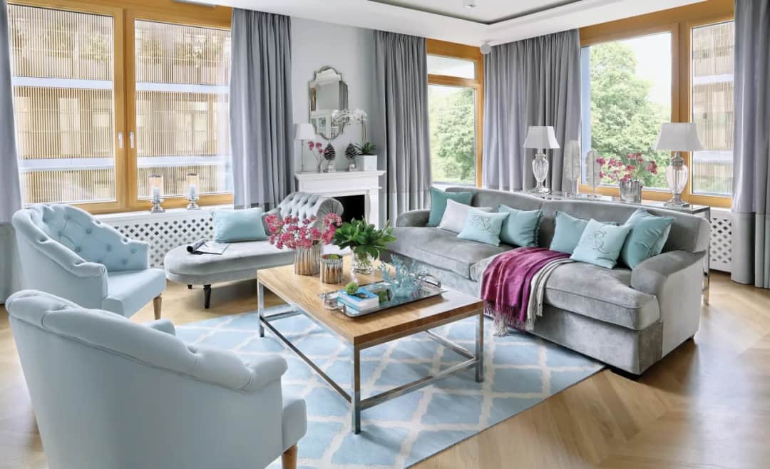 Jak ustawić kanapy w salonie, aby zyskać przestronność i styl?