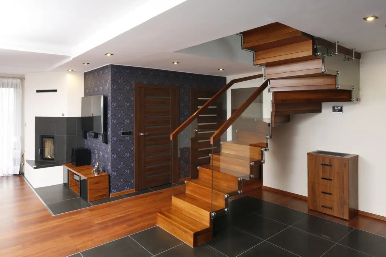 Jakie schody wewnętrzne do domu? 7 typów, wady i zalety