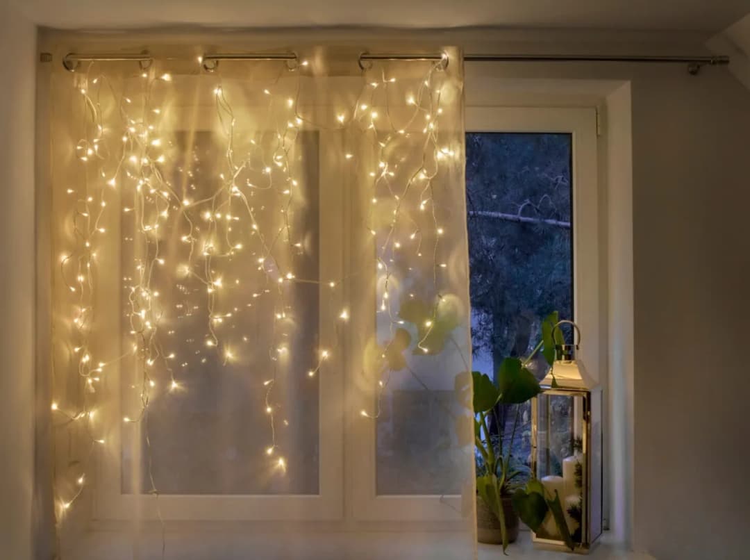 Jak zawiesić ozdoby na oknie bez ryzyka uszkodzenia szyb - praktyczne porady