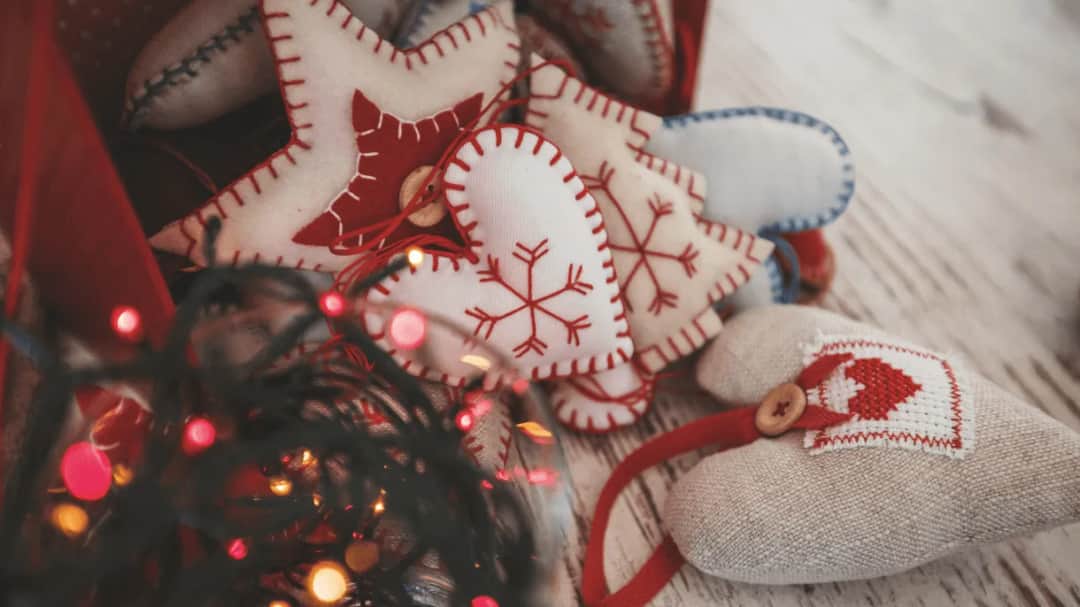 Jak uszyć ozdoby świąteczne z materiału – praktyczne porady i inspiracje